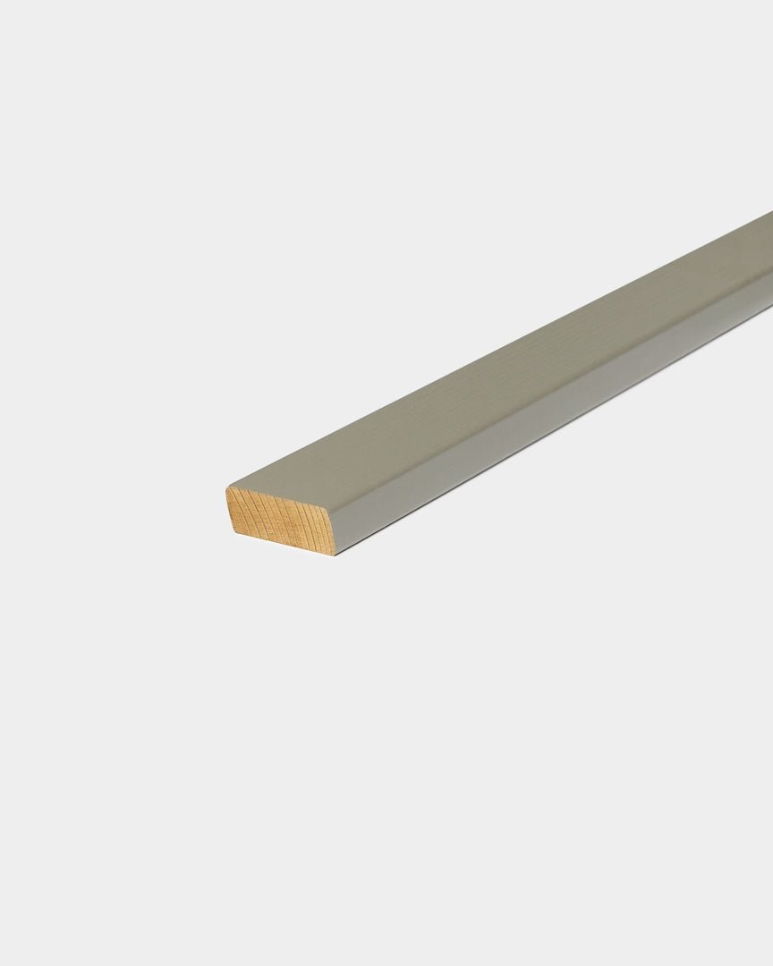 Panneau de façade Lamella WoodUpp Aluwood/Grey, 240 x 4 x 1,8 cm, avec une finition brown lisse et claire et grey, conçu pour habiller les angles extérieurs dans des extérieurs nordiques.